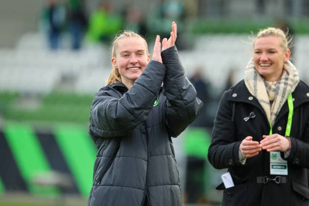 Wolfsburg, Deutschland: 29. März 2026 - 1. Frauen Bundesliga - 22. Spieltag - VfL Wolfsburg vs. Union Berlin Im Bild: Janina Minge (VfL) wird als Ersatztorhüterin für die Torhüterin Stina Johannes (VfL), die einen Platzverweis erhielt, von den Fans für ihre Rolle als Torhüterin gefeiert Copyright: HMBxMedia MadeleinexFantini