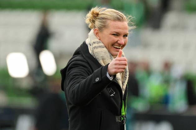 Wolfsburg, Deutschland: 29. März 2026 - 1. Frauen Bundesliga - 22. Spieltag - VfL Wolfsburg vs. Union Berlin Im Bild: Alexandra Popp (VfL) zeigt nach dem Remis in Unterzahl gegen Berlin den Daumen hoch Copyright: HMBxMedia MadeleinexFantini