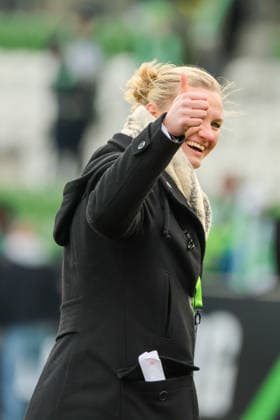 Wolfsburg, Deutschland: 29. März 2026 - 1. Frauen Bundesliga - 22. Spieltag - VfL Wolfsburg vs. Union Berlin Im Bild: Alexandra Popp (VfL) zeigt nach dem Remis in Unterzahl gegen Berlin den Daumen hoch Copyright: HMBxMedia MadeleinexFantini