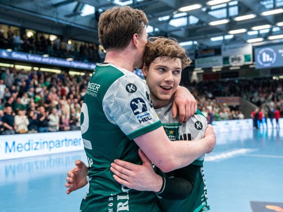 Erik Persson (Frisch Auf Goeppingen, 22) freut sich mit Franko Lastro (Frisch Auf Goeppingen, 28) nach dem Sieg, Frisch Auf Goeppingen vs. HC Erlangen, Handball, 1. Bundesliga, Herren, Spielzeit 2025 2026, 29.03.2026, Frisch Auf Goeppingen vs. HC Erlangen, Handball, 1. Bundesliga, Herren, Spielzeit 2025 2026, 29.03.2026 Goeppingen Copyright: xEibner-Pressefoto MichaelxSchmidx EP_MST