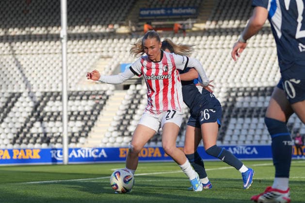 Sophie Nachtigall (SC Freiburg, 27) im Zweikampf mit Janna Grimm(TSG Hoffenheim, 26) , Deutschland, Fussball, GooglePixel Frauen-Bundesliga, 22.Spieltag, 2025 2026, SC Freiburg vs. TSG 1899 Hoffenheim, 29.03.2026, Dreisamstadion, Freiburg, Deutschland DFB REGULATIONS PROHIBIT ANY USE OF PHOTOGRAPHS AS IMAGE SEQUENCES AND OR QUASI-VIDEO. Freiburg Dreisamstadion Baden-Wuerttemberg Deutschland Copyright: xArnexAmbergx