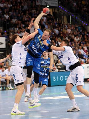 29.03.2026, Deutschland, Stuttgart, Handball Bundesliga, TVB Stuttgart vs. Lemgo Lippe, v.l. Joel Willecke (Lemgo), Lenny Rubin (TVB), Frederik Simak (Lemgo)