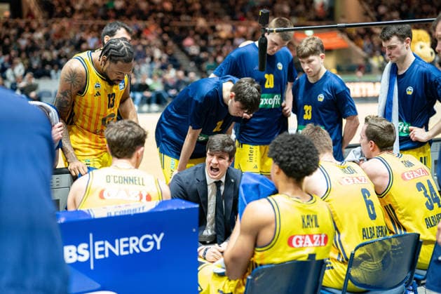 Pedro Calles (Headcoach Alba Berlin) waehrend einer Auszeit GER, Basketball Loewen Braunschweig gegen Alba Berlin, Basketball, easyCredit BBL, Woche 26, Spielzeit 2025 26, 29.03.2026 GER, Basketball Loewen Braunschweig gegen Alba Berlin, Basketball, easyCredit BBL, Woche 26, Spielzeit 2025 26, 29.03.2026 Braunschweig Copyright: xEibner-Pressefoto DanielxREINELTx EP_DRT