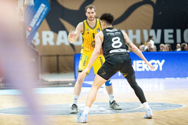 Malte Delow (Nr. 6 Alba Berlin) gegen Joshua Obiesie (Nr. 8 Basketball Loewen Braunschweig) GER, Basketball Loewen Braunschweig gegen Alba Berlin, Basketball, easyCredit BBL, Woche 26, Spielzeit 2025 26, 29.03.2026 GER, Basketball Loewen Braunschweig gegen Alba Berlin, Basketball, easyCredit BBL, Woche 26, Spielzeit 2025 26, 29.03.2026 Braunschweig Copyright: xEibner-Pressefoto DanielxREINELTx EP_DRT