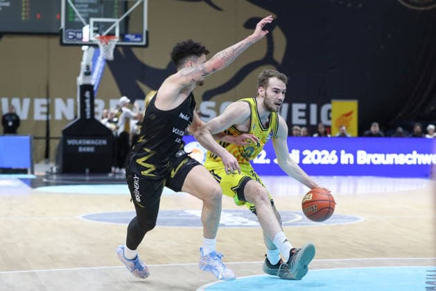 29.03.2026, xgox, Basketball - easyCredit BBL Basketball Loewen Braunschweig - Alba Berlin emspor, v.l. Joshua Obiesie (Braunschweig, 8), Malte Delow (Alba Berlin, 6) Zweikampf, Duell, Kampf, tackle Braunschweig