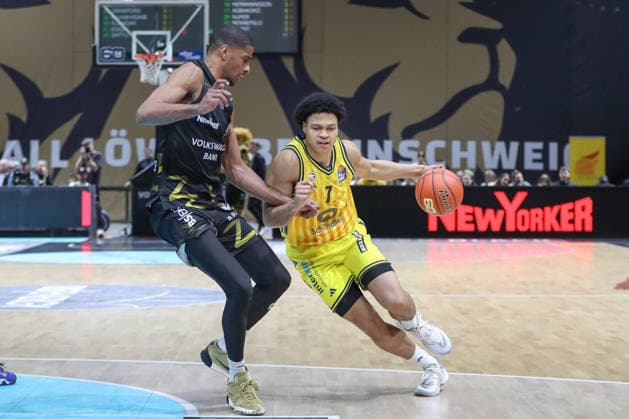 29.03.2026, xgox, Basketball - easyCredit BBL Basketball Loewen Braunschweig - Alba Berlin emspor, v.l. David NGuessan (Braunschweig, 1), Jack Kayil (Alba Berlin, 7) Zweikampf, Duell, Kampf, tackle Braunschweig