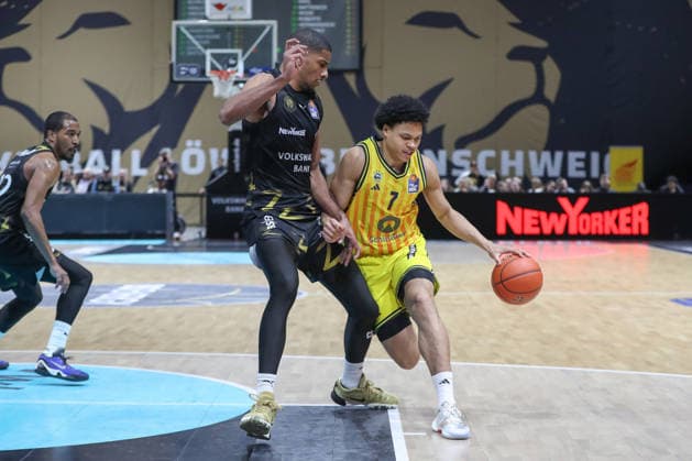 29.03.2026, xgox, Basketball - easyCredit BBL Basketball Loewen Braunschweig - Alba Berlin emspor, v.l. David NGuessan (Braunschweig, 1), Jack Kayil (Alba Berlin, 7) Zweikampf, Duell, Kampf, tackle Braunschweig