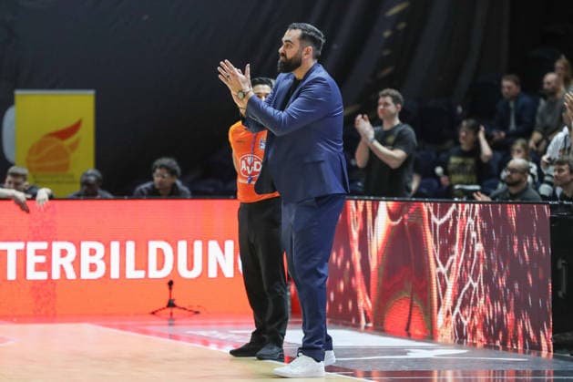 29.03.2026, xgox, Basketball - easyCredit BBL Basketball Loewen Braunschweig - Alba Berlin emspor, v.l. Ramon Diaz (Braunschweig, Trainer) gibt Anweisungen, gestikuliert mit den Armen, gesticulate, gives instructions Braunschweig
