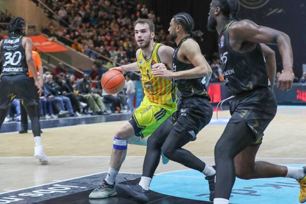 29.03.2026, xgox, Basketball - easyCredit BBL Basketball Loewen Braunschweig - Alba Berlin emspor, v.l. Malte Delow (Alba Berlin, 6), Kaza Kajami Keane (Braunschweig, 24) Zweikampf, Duell, Kampf, tackle Braunschweig