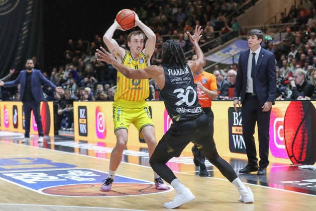 29.03.2026, xgox, Basketball - easyCredit BBL Basketball Loewen Braunschweig - Alba Berlin emspor, v.l. Moses Wood (Alba Berlin, 11), Chip Fangian (Braunschweig, 30) Zweikampf, Duell, Kampf, tackle Braunschweig