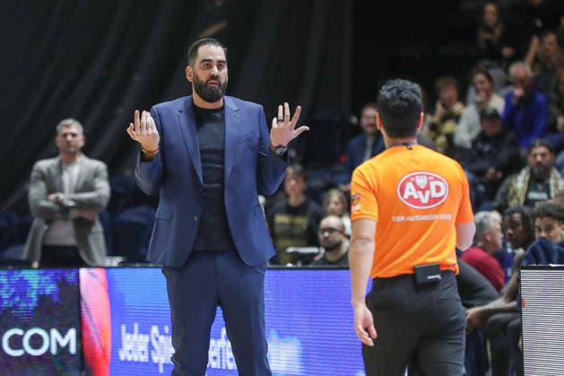 29.03.2026, xgox, Basketball - easyCredit BBL Basketball Loewen Braunschweig - Alba Berlin emspor, v.l. Ramon Diaz (Braunschweig, Trainer)Reklamiert, beschwert sich, schimpft mit Schiedsrichter, Schiri, referee Braunschweig
