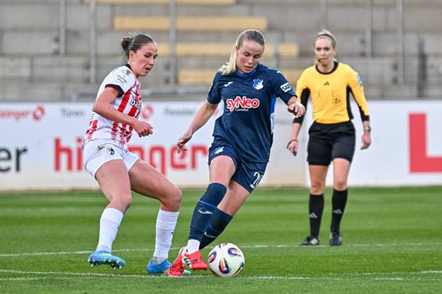 Maj Schneider (SC Freiburg, 15), Laura Gloning (TSG Hoffenheim, 20) am Ball. GER, SC Freiburg - TSG Hoffenheim, Frauen-Fussball, Google Pixel Frauen-Bundesliga, 22. Spieltag, Saison 2025 2026, 29.03.2026 DFB REGULATIONS PROHIBIT ANY USE OF PHOTOGRAPHS AS IMAGE SEQUENCES AND OR QUASI-VIDEO GER, SC Freiburg - TSG Hoffenheim, Frauen-Fussball, Google Pixel Frauen-Bundesliga, 22. Spieltag, Saison 2025 2026, 29.03.2026 Freiburg Copyright: xEibner-Pressefoto ThomasxHessx EP_THS
