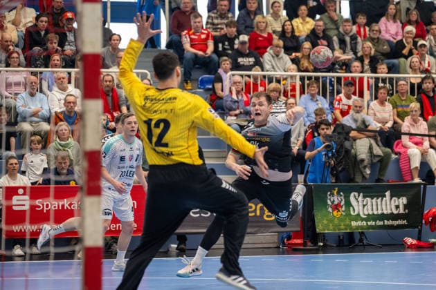 Julius Rose (TuSEM Essen, 63) kommt gegen Martin Tomovski (SG BBM Bietigheim, 12) zum Wurf. TuSEM Essen vs. SG BBM Bietigheim, Handball, 2. HBL, 25. Spieltag, Saison 2025 2026, 29.03.2026 TuSEM Essen vs. SG BBM Bietigheim, Handball, 2. HBL, 25. Spieltag, Saison 2025 2026, 29.03.2026 Essen Copyright: xEibner-Pressefoto ThomasxHaeslerx EP_THR