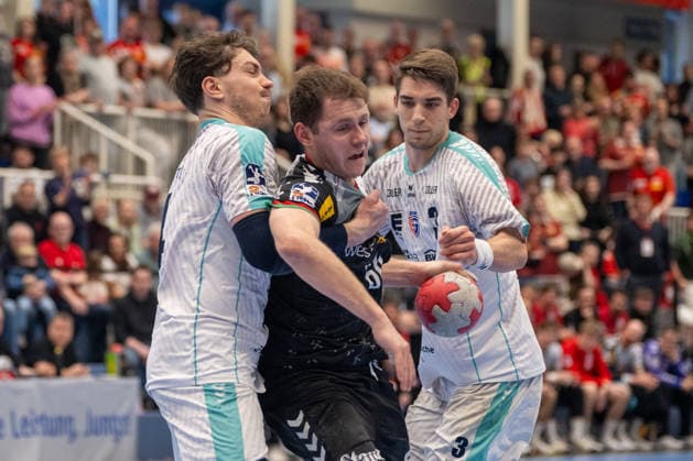 Zweikampf zwischen Fynn Nicolaus (SG BBM Bietigheim, 14) und Max Hejny (TuSEM Essen, 64). Dabei Nikola Vlahovic (SG BBM Bietigheim, 03). TuSEM Essen vs. SG BBM Bietigheim, Handball, 2. HBL, 25. Spieltag, Saison 2025 2026, 29.03.2026 TuSEM Essen vs. SG BBM Bietigheim, Handball, 2. HBL, 25. Spieltag, Saison 2025 2026, 29.03.2026 Essen Copyright: xEibner-Pressefoto ThomasxHaeslerx EP_THR