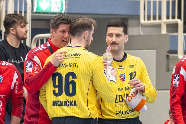 Juergen Mueller (SG BBM Bietigheim, Torwarttrainer) im Gespraech mit Jan Hrdlicka (SG BBM Bietigheim, 96). Dabei Martin Tomovski (SG BBM Bietigheim, 12). TuSEM Essen vs. SG BBM Bietigheim, Handball, 2. HBL, 25. Spieltag, Saison 2025 2026, 29.03.2026 TuSEM Essen vs. SG BBM Bietigheim, Handball, 2. HBL, 25. Spieltag, Saison 2025 2026, 29.03.2026 Essen Copyright: xEibner-Pressefoto ThomasxHaeslerx EP_THR