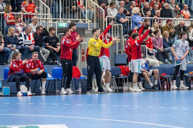 Die Bietigheimer Bank bejubelt eine gelungene Aktion. TuSEM Essen vs. SG BBM Bietigheim, Handball, 2. HBL, 25. Spieltag, Saison 2025 2026, 29.03.2026 TuSEM Essen vs. SG BBM Bietigheim, Handball, 2. HBL, 25. Spieltag, Saison 2025 2026, 29.03.2026 Essen Copyright: xEibner-Pressefoto ThomasxHaeslerx EP_THR