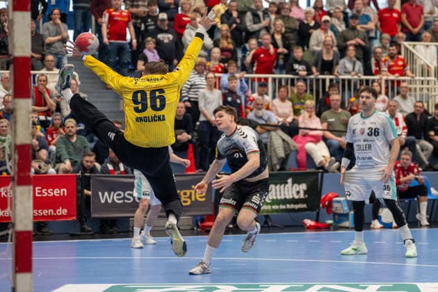 Felix Eissing (TuSEM Essen, 21) ueberwindet Jan Hrdlicka (SG BBM Bietigheim, 96). TuSEM Essen vs. SG BBM Bietigheim, Handball, 2. HBL, 25. Spieltag, Saison 2025 2026, 29.03.2026 TuSEM Essen vs. SG BBM Bietigheim, Handball, 2. HBL, 25. Spieltag, Saison 2025 2026, 29.03.2026 Essen Copyright: xEibner-Pressefoto ThomasxHaeslerx EP_THR