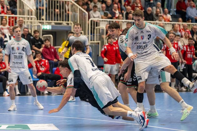 Harter Kampf zwischen Nils Homscheid (TuSEM Essen, 15) und Dominik Claus (SG BBM Bietigheim, 07). TuSEM Essen vs. SG BBM Bietigheim, Handball, 2. HBL, 25. Spieltag, Saison 2025 2026, 29.03.2026 TuSEM Essen vs. SG BBM Bietigheim, Handball, 2. HBL, 25. Spieltag, Saison 2025 2026, 29.03.2026 Essen Copyright: xEibner-Pressefoto ThomasxHaeslerx EP_THR