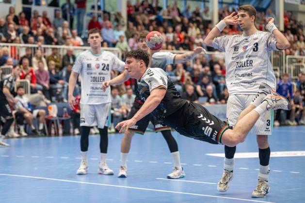 Valentin Willner (TuSEM Essen, 05) hat sich gegen Nikola Vlahovic (SG BBM Bietigheim, 03) durchgesetzt und wirft. TuSEM Essen vs. SG BBM Bietigheim, Handball, 2. HBL, 25. Spieltag, Saison 2025 2026, 29.03.2026 TuSEM Essen vs. SG BBM Bietigheim, Handball, 2. HBL, 25. Spieltag, Saison 2025 2026, 29.03.2026 Essen Copyright: xEibner-Pressefoto ThomasxHaeslerx EP_THR
