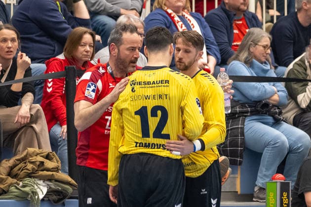 Iker Romero (SG BBM Bietigheim, Trainer) gibt Martin Tomovski (SG BBM Bietigheim, 12) und Jan Hrdlicka (SG BBM Bietigheim, 96) Anweisungen. TuSEM Essen vs. SG BBM Bietigheim, Handball, 2. HBL, 25. Spieltag, Saison 2025 2026, 29.03.2026 TuSEM Essen vs. SG BBM Bietigheim, Handball, 2. HBL, 25. Spieltag, Saison 2025 2026, 29.03.2026 Essen Copyright: xEibner-Pressefoto ThomasxHaeslerx EP_THR