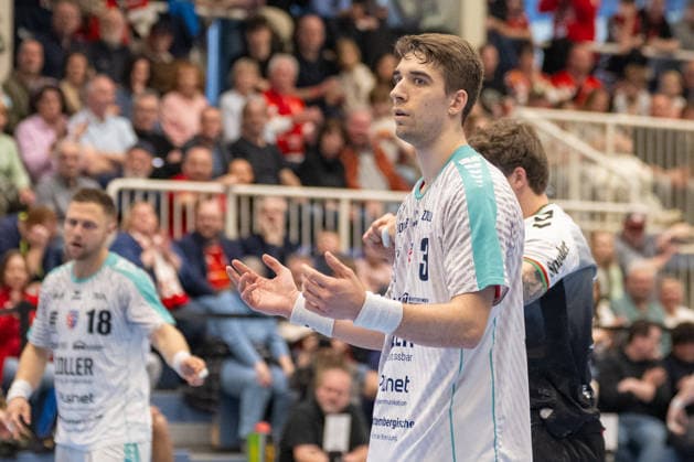 Nikola Vlahovic (SG BBM Bietigheim, 03) kann die Entscheidung nicht verstehen. TuSEM Essen vs. SG BBM Bietigheim, Handball, 2. HBL, 25. Spieltag, Saison 2025 2026, 29.03.2026 TuSEM Essen vs. SG BBM Bietigheim, Handball, 2. HBL, 25. Spieltag, Saison 2025 2026, 29.03.2026 Essen Copyright: xEibner-Pressefoto ThomasxHaeslerx EP_THR