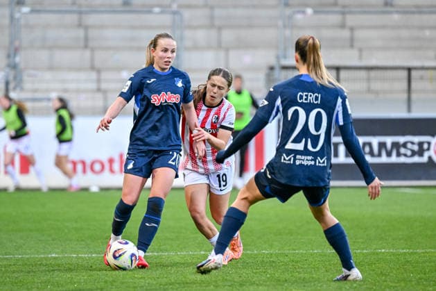 Laura Gloning (TSG Hoffenheim, 20) mit Ball, Nia Szenk (SC Freiburg, 19), Selina Cerci (TSG Hoffenheim, 29) GER, SC Freiburg - TSG Hoffenheim, Frauen-Fussball, Google Pixel Frauen-Bundesliga, 22. Spieltag, Saison 2025 2026, 29.03.2026 DFB REGULATIONS PROHIBIT ANY USE OF PHOTOGRAPHS AS IMAGE SEQUENCES AND OR QUASI-VIDEO GER, SC Freiburg - TSG Hoffenheim, Frauen-Fussball, Google Pixel Frauen-Bundesliga, 22. Spieltag, Saison 2025 2026, 29.03.2026 Freiburg Copyright: xEibner-Pressefoto ThomasxHessx EP_THS