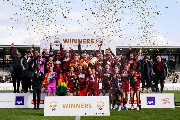 Switzerland: AXA Womens Cup Final 2025 26, BSC YB Frauen vs Servette FC Chenois Feminin - Schützenwiese, Winterthur: Players and staff members of Servette celebrate their victory of the Cup Final during the trophy lift Copyright: xDanielaxPorcellix