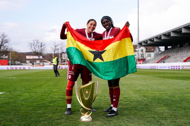 Switzerland: AXA Womens Cup Final 2025 26, BSC YB Frauen vs Servette FC Chenois Feminin - Schützenwiese, Winterthur: Players of Servette pose with the trophy after the victory; Benedicte Simon (78 Servette) Copyright: xDanielaxPorcellix