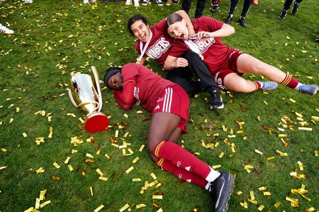 Switzerland: AXA Womens Cup Final 2025 26, BSC YB Frauen vs Servette FC Chenois Feminin - Schützenwiese, Winterthur: Players of Servette pose with the trophy after the victory; Benedicte Simon (78 Servette) Copyright: xDanielaxPorcellix