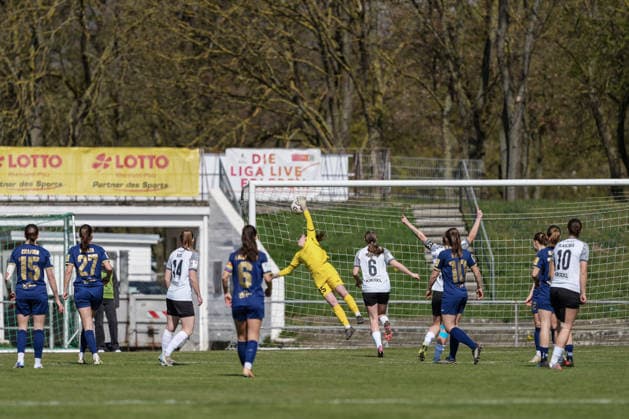 29.03.2026, Fußball, 2. Frauen-Bundesliga, 2025 2026, 21. Spieltag, SG 99 Andernach - SV Meppen Anouk Blaschkas (weißes Trikot mit der Nr. 10) Schuss eröffnete nach nur fünf Minuten die Torreigen. Andernachs Spielerinnen können auch nur noch hinterher schauen. Andernach Stadion Rheinland-Pfalz Deutschland