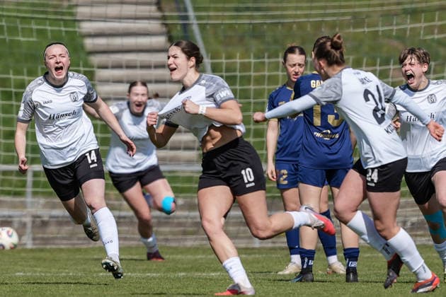 29.03.2026, Fußball, 2. Frauen-Bundesliga, 2025 2026, 21. Spieltag, SG 99 Andernach - SV Meppen Riesen Jubel bei Torschützin Anouk Blaschka (10 Meppen) und ihren Mitspielerinnen. Andernach Stadion Rheinland-Pfalz Deutschland