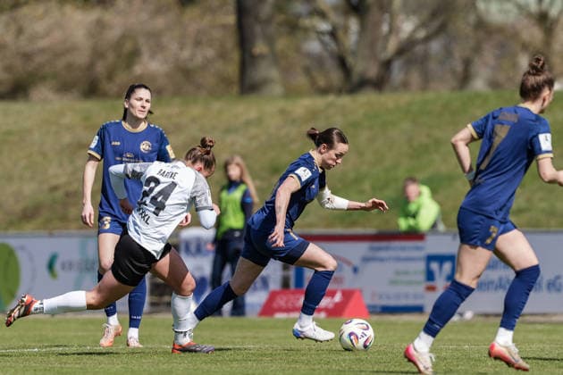 29.03.2026, Fußball, 2. Frauen-Bundesliga, 2025 2026, 21. Spieltag, SG 99 Andernach - SV Meppen Vanessa Zilligen (SG 99 Andernach) eroberte den Ball von Lilly Bartke (24 Meppen). Andernach Stadion Rheinland-Pfalz Deutschland