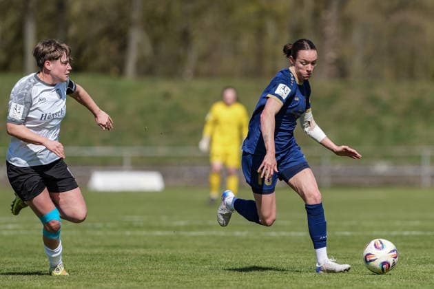 29.03.2026, Fußball, 2. Frauen-Bundesliga, 2025 2026, 21. Spieltag, SG 99 Andernach - SV Meppen Vanessa Zilligen (SG 99 Andernach) läuft mit dem Ball voran. Lea Mauly (Meppen) läuft ihr hinter her. Andernach Stadion Rheinland-Pfalz Deutschland
