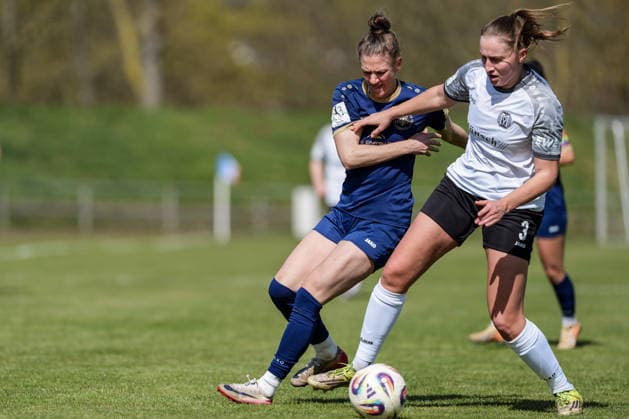 29.03.2026, Fußball, 2. Frauen-Bundesliga, 2025 2026, 21. Spieltag, SG 99 Andernach - SV Meppen Carolin Schraa (7 SG 99 Andernach) im Zweikampf mit Nina Rolfes (3 Meppen). Andernach Stadion Rheinland-Pfalz Deutschland