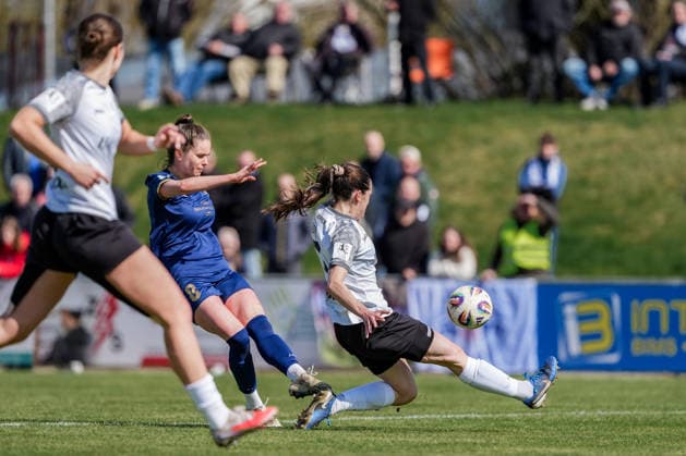 29.03.2026, Fußball, 2. Frauen-Bundesliga, 2025 2026, 21. Spieltag, SG 99 Andernach - SV Meppen Marie Bleil (7 Meppen) fängt den Schuss von Maren Weingarz (8 SG 99 Andernach) ab. Andernach Stadion Rheinland-Pfalz Deutschland