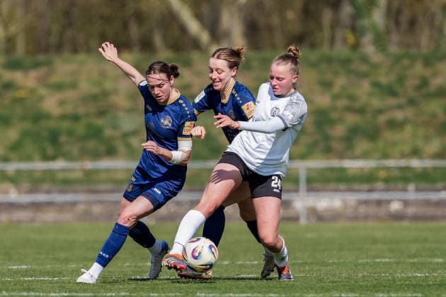 29.03.2026, Fußball, 2. Frauen-Bundesliga, 2025 2026, 21. Spieltag, SG 99 Andernach - SV Meppen Lilly Bartke (24 Meppen) setzt sich gegen Vanessa Zilligen und Zoe Brückel (SG 99 Andernach) durch und behauptet den Ball. Andernach Stadion Rheinland-Pfalz Deutschland