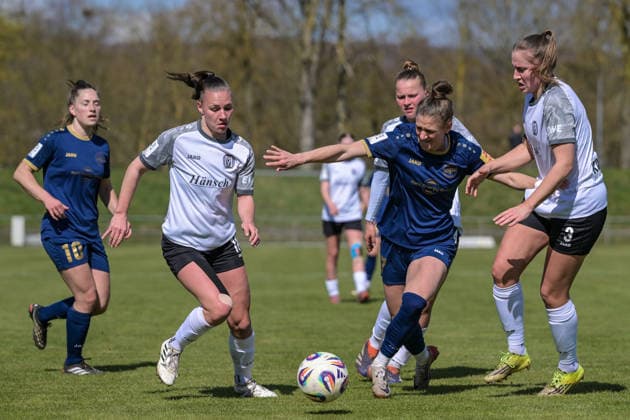29.03.2026, Fußball, 2. Frauen-Bundesliga, 2025 2026, 21. Spieltag, SG 99 Andernach - SV Meppen Lana Hubbeling (18 Meppen) und Nina Rolfes (3 Meppen) nehmen Carolin Schraa (SG 99 Andernach) in die Mangel. Andernach Stadion Rheinland-Pfalz Deutschland