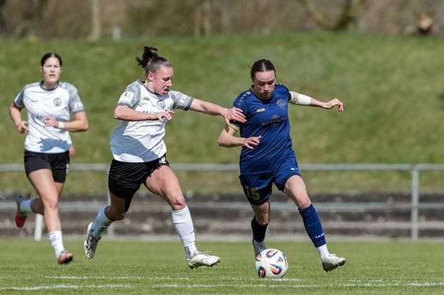29.03.2026, Fußball, 2. Frauen-Bundesliga, 2025 2026, 21. Spieltag, SG 99 Andernach - SV Meppen Lana Hubbeling (18 Meppen) versucht Vanessa Zilligen (SG 99 Andernach) zu stoppen. Andernach Stadion Rheinland-Pfalz Deutschland