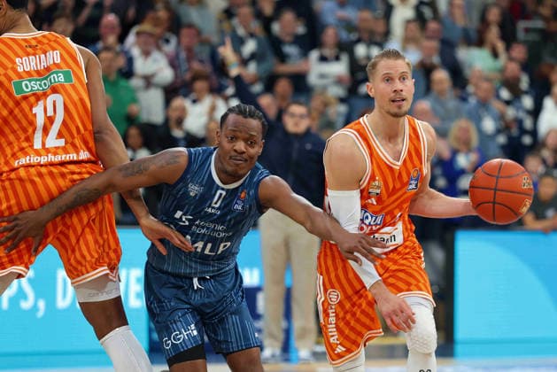 v.li. DJ Horne (MLP Academics Heidelberg, 0), Thomas Klepeisz (Ratiopharm Ulm, 22) GER, MLP Academics Heidelberg vs. Ratiopharm Ulm, Basketball, easycredit Basketball Bundesliga, 26.Spieltag, Saison, 2025 2026, 29.03.2025 GER, MLP Academics Heidelberg vs. Ratiopharm Ulm, Basketball, easycredit Basketball Bundesliga, 26.Spieltag, Saison, 2025 2026, 29.03.2025 Heidelberg Copyright: xEibner-Pressefoto JoergxHirschx EP_JHH