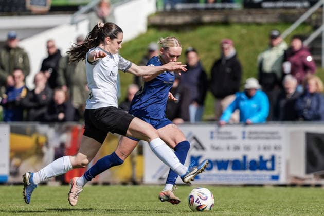 29.03.2026, Fußball, 2. Frauen-Bundesliga, 2025 2026, 21. Spieltag, SG 99 Andernach - SV Meppen Marie Bleil (7 Meppen) stoppt den Lauf von Isabel Pfeiffer (SG 99 Andernach). Andernach Stadion Rheinland-Pfalz Deutschland