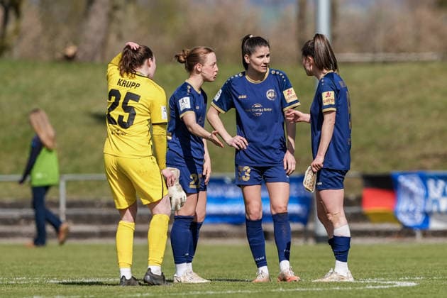 29.03.2026, Fußball, 2. Frauen-Bundesliga, 2025 2026, 21. Spieltag, SG 99 Andernach - SV Meppen Redebedarf bei Zoe Brückel, Magdalena Schumacher und Maren Weingarz. Andernach Stadion Rheinland-Pfalz Deutschland
