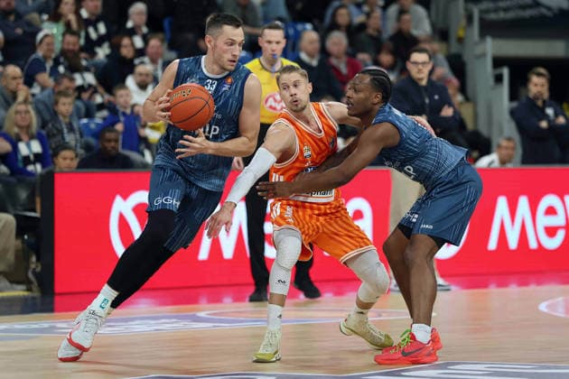 Ryan Mikelsell (MLP Academics Heidelberg, 33), Thomas Klepeisz (Ratiopharm Ulm, 22), DJ Horne (MLP Academics Heidelberg, 0) GER, MLP Academics Heidelberg vs. Ratiopharm Ulm, Basketball, easycredit Basketball Bundesliga, 26.Spieltag, Saison, 2025 2026, 29.03.2025 GER, MLP Academics Heidelberg vs. Ratiopharm Ulm, Basketball, easycredit Basketball Bundesliga, 26.Spieltag, Saison, 2025 2026, 29.03.2025 Heidelberg Copyright: xEibner-Pressefoto JoergxHirschx EP_JHH