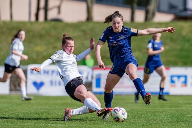 29.03.2026, Fußball, 2. Frauen-Bundesliga, 2025 2026, 21. Spieltag, SG 99 Andernach - SV Meppen Leonie Krump (blaues Trikot) versucht den Ball von Lilly Bartke (weißes Trikot, Meppen) abzufangen. Andernach Stadion Rheinland-Pfalz Deutschland