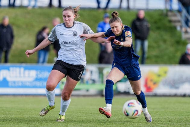 29.03.2026, Fußball, 2. Frauen-Bundesliga, 2025 2026, 21. Spieltag, SG 99 Andernach - SV Meppen Carolin Schraa (blaues Trikot) und Nina Rolfes (weißes Trikot) kämpfen um den Ball. Andernach Stadion Rheinland-Pfalz Deutschland