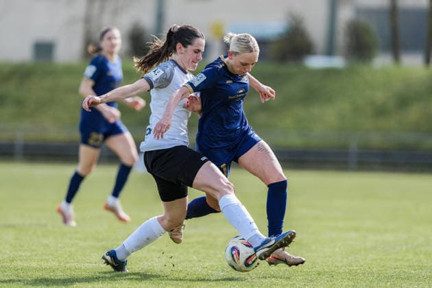 29.03.2026, Fußball, 2. Frauen-Bundesliga, 2025 2026, 21. Spieltag, SG 99 Andernach - SV Meppen Marie Bleil (weißes Trikot) stoppt hier Isabel Pfeiffer (blaues Trikot). Andernach Stadion Rheinland-Pfalz Deutschland