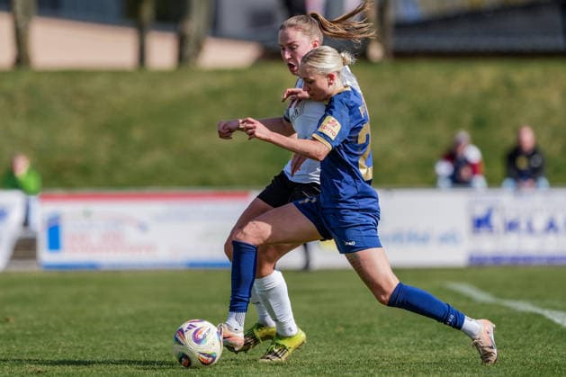 29.03.2026, Fußball, 2. Frauen-Bundesliga, 2025 2026, 21. Spieltag, SG 99 Andernach - SV Meppen Isabel Pfeiffer (21 SG 99 Andernach) versucht sich gegen Nina Rolfes (3 Meppen) durchzusetzen. Andernach Stadion Rheinland-Pfalz Deutschland