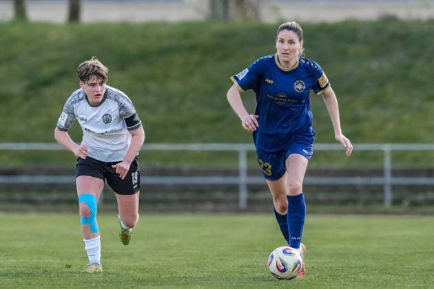 29.03.2026, Fußball, 2. Frauen-Bundesliga, 2025 2026, 21. Spieltag, SG 99 Andernach - SV Meppen Magdalena Schumacher (23 SG 99 Andernach) läuft mit dem Ball. Lea Mauly (19 Meppen) läuft ihr hinter her. Andernach Stadion Rheinland-Pfalz Deutschland