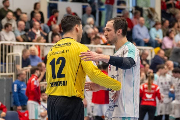 Martin Tomovski (SG BBM Bietigheim, 12) und Dominik Claus (SG BBM Bietigheim, 07) motivieren sich gegenseitig. TuSEM Essen vs. SG BBM Bietigheim, Handball, 2. HBL, 25. Spieltag, Saison 2025 2026, 29.03.2026 TuSEM Essen vs. SG BBM Bietigheim, Handball, 2. HBL, 25. Spieltag, Saison 2025 2026, 29.03.2026 Essen Copyright: xEibner-Pressefoto ThomasxHaeslerx EP_THR