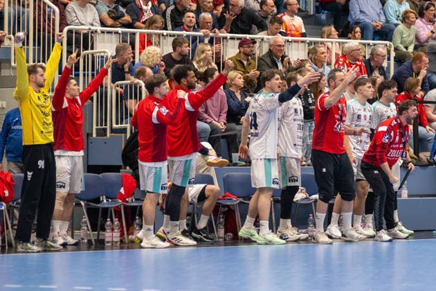 Die Bietigheimer Bank feiert eine gelungene Aktion. TuSEM Essen vs. SG BBM Bietigheim, Handball, 2. HBL, 25. Spieltag, Saison 2025 2026, 29.03.2026 TuSEM Essen vs. SG BBM Bietigheim, Handball, 2. HBL, 25. Spieltag, Saison 2025 2026, 29.03.2026 Essen Copyright: xEibner-Pressefoto ThomasxHaeslerx EP_THR