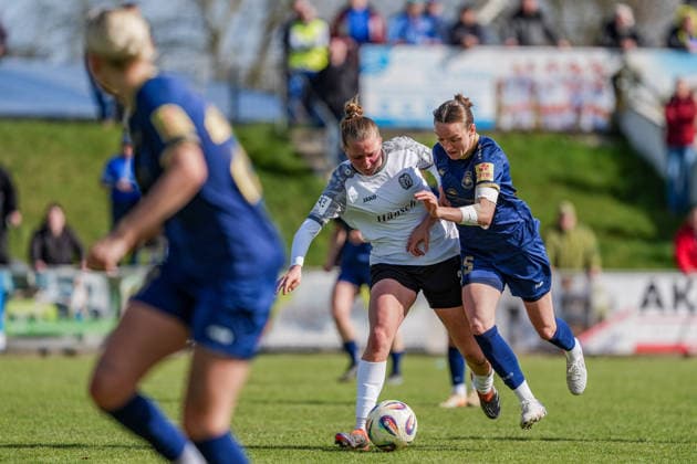 29.03.2026, Fußball, 2. Frauen-Bundesliga, 2025 2026, 21. Spieltag, SG 99 Andernach - SV Meppen Vanessa Zilligen (15 SG 99 Andernach) im Zweikampf mit Lilly Bartke (24 Meppen). Andernach Stadion Rheinland-Pfalz Deutschland